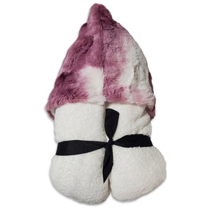 White hooded towel with raspberry fur